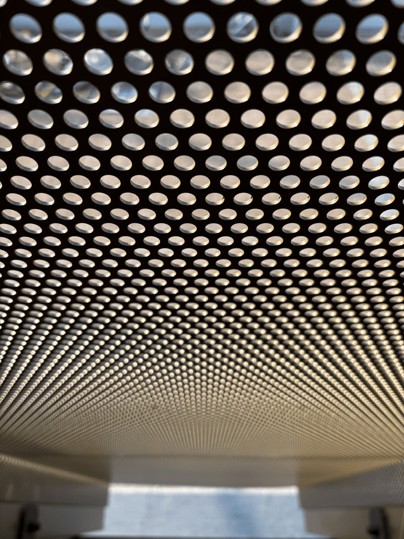 Rivestimento metallico lamiere forate pattern geometrico